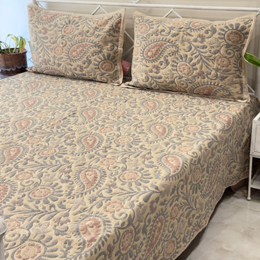 Paisley floral knitted bedcover | overall view 